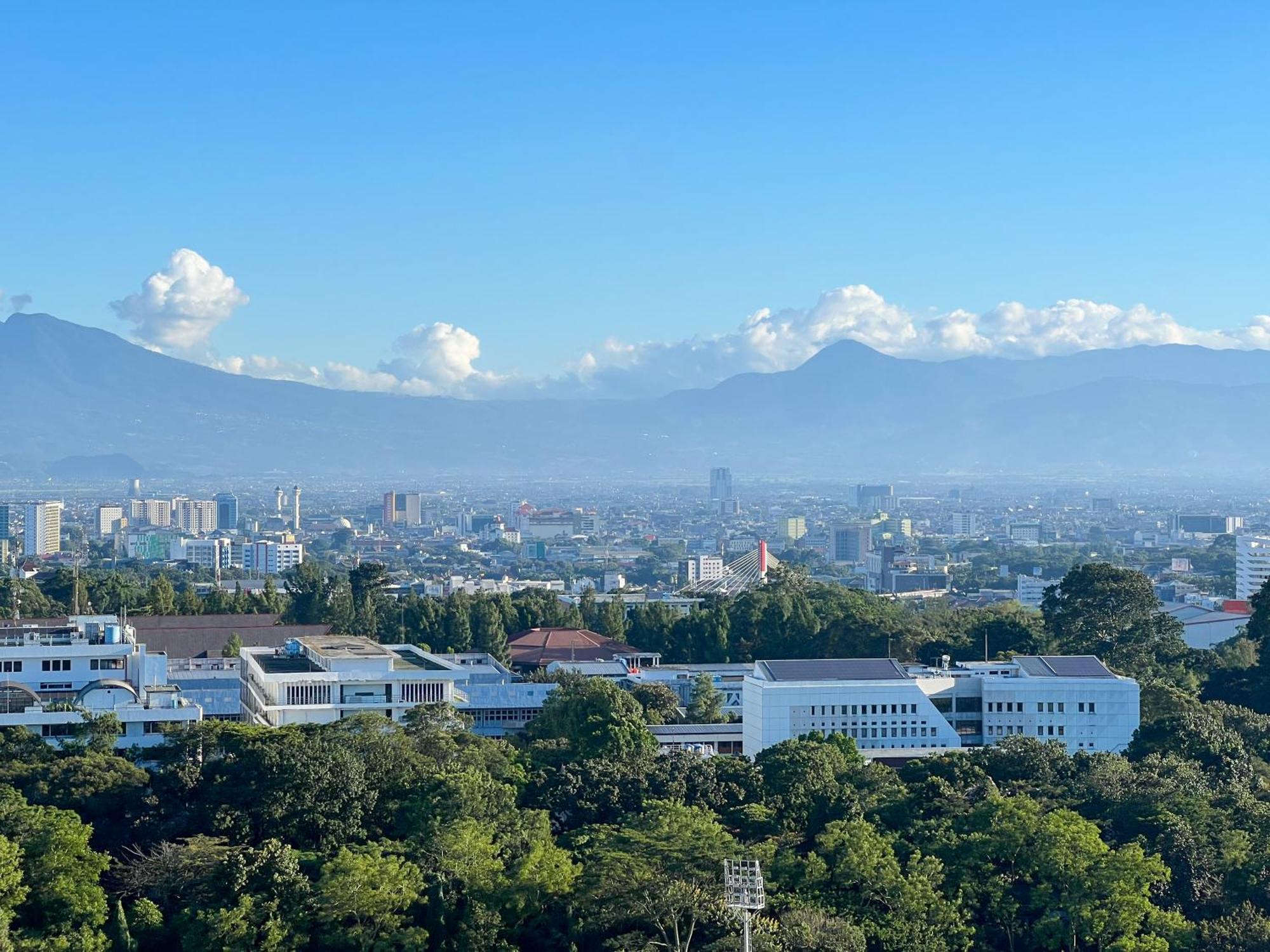 3 Bedroom Modern Classic Apartment, Netflix, Park View *